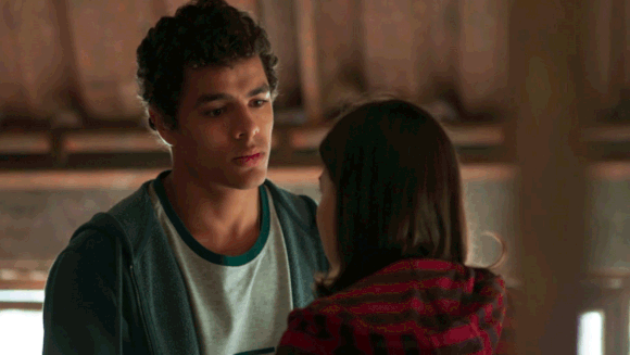 Na novela 'Malhação', Tato (Matheus Abreu) discute com Keyla (Gabriela Medvedovski) depois que a mãe de Tonico o vê beijando K2 (Carol Macedo)