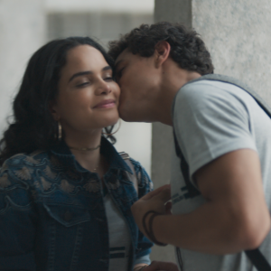 Na novela 'Malhação', Tato (Matheus Abreu), arrasado ao flagrar Keyla (Gabriela Medvedovski) com Deco (Pablo Morais), não resiste às investidas de K2 (Carol Macedo) e acaba a beijando