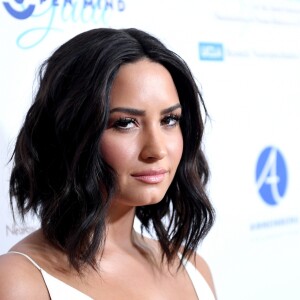 'Que jornada tem sido. Tantos altos e baixos. Por tantas vezes eu quis ter uma recaída, mas sentei sobre as mãos e implorei a Deus que aliviasse a obsessão', escreveu Demi Lovato