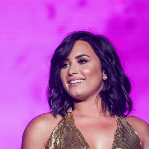 'Tenho muito orgulho de mim mesma, mas não teria conseguido sem minha força maior (Deus), minha família, amigos, e todos que me apoiaram', afirmou Demi Lovato