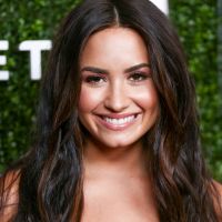 Demi Lovato aprende a lidar com vida de solteira: '1ª vez sem sair com ninguém'