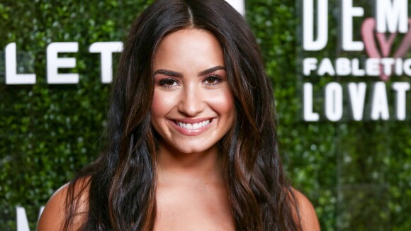 Demi Lovato aprende a lidar com vida de solteira: '1ª vez sem sair com ninguém'