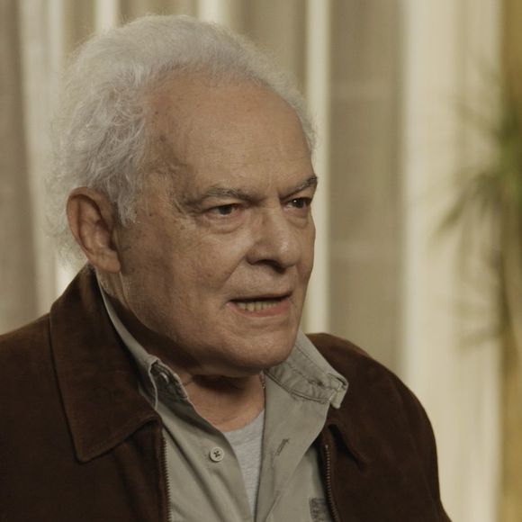 Garcia (Othon Bastos) vê Irene (Débora Falabella) na rua e a reconhece, na novela 'A Força do Querer'