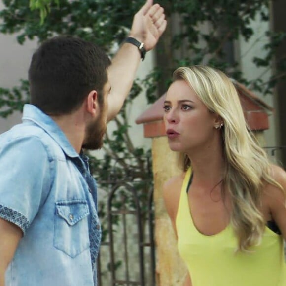 Jeiza (Paolla Oliveira) termina o noivado com Zeca (Marco Pigossi) após flagrá-lo vendo foto de Ritinha (Isis Valverde) com o filho no ônibus Balada Jeiza, na novela 'A Força do Querer'
