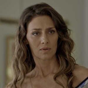 Joyce (Maria Fernanda Cândido) se desespera ao ver Ivana (Carol Duarte) com barba, na novela 'A Força do Querer'