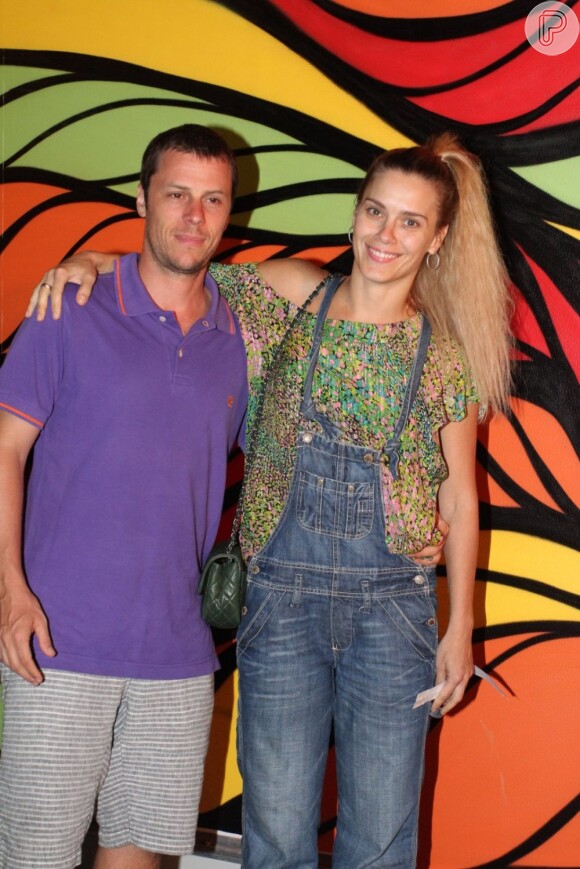 Carolina Dieckmann aparece de visual novo ao lado do marido, Tiago Worcman, em janeiro de 2013