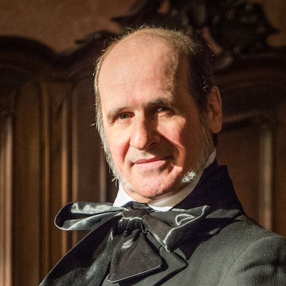 Schultz (Ruben Gabira) passa a preparar pessoalmente todas as refeiçõe de Wolfgang (Jonas Bloch) e o austríaco melhora de saúde, na novela 'Novo Mundo'