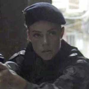 Jeiza (Paolla Oliveira) invade o morro com sua equipe à procura de Rubinho (Emílio Dantas), na novela 'A Força do Querer'