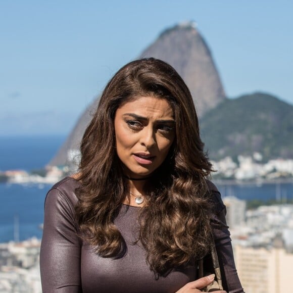 Do morro, Bibi (Juliana Paes) acompanha o 'resgate' de Rubinho (Emílio Dantas), aflita, na novela 'A Força do Querer'