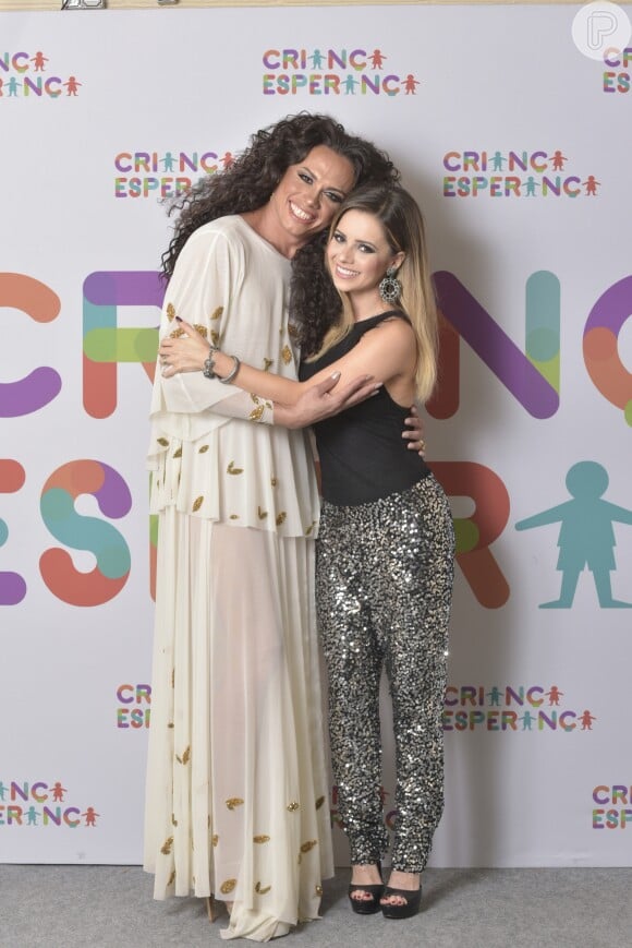 Sandy abraça Silvero Pereira nos bastidores do Criança Esperança 2017