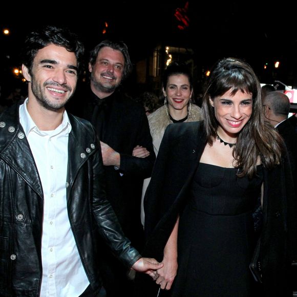 Maria Ribeiro e Caio Blat foram clicados juntos ao chegarem em première
