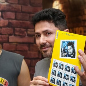 Luan Santana recebeu o selo de um representante dos Correios