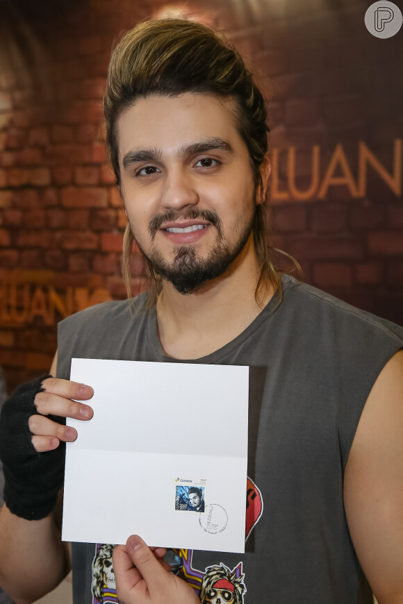 Luan Santana posa com selo oficial dos Correios