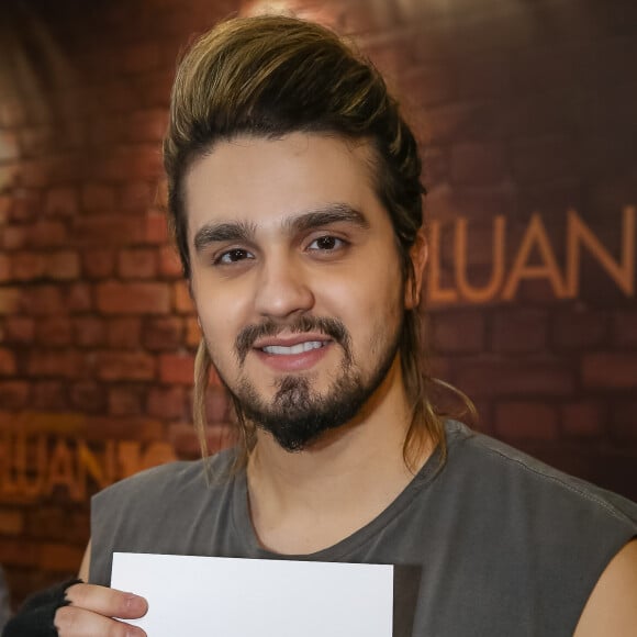 Luan Santana posa com selo oficial dos Correios