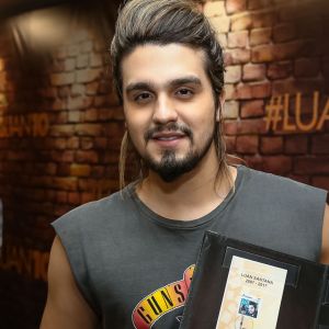 Luan Santana recebe selo oficial dos Correios em comemoração aos seus 10 anos de carreira, em 20 de agosto de 2017