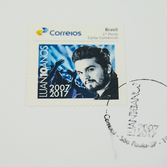 Selo com o rosto de Luan Santana poderá ser comprado nas agências dos Correios