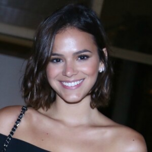 Bruna Marquezine cortou ainda mais o cabelo ao comemorar 22 anos