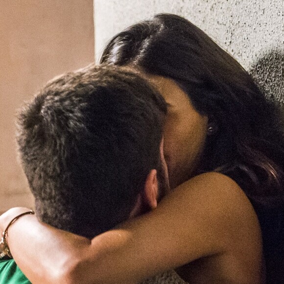 Ritinha (Isis Valverde) e Zeca (Marco Pigossi) se reaproximaram depois que a 'sereia' beijou o caminhoneiro na cadeia, na novela 'A Força do Querer'