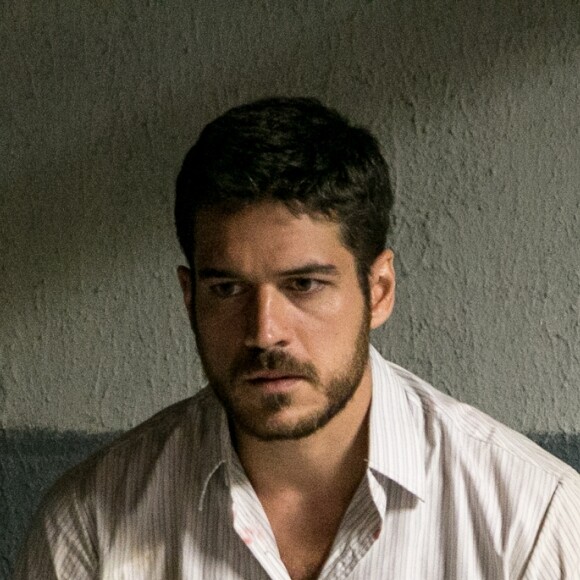 Zeca (Marco Pigossi) fica abalado com a ideia de Ritinha (Isis Valverde) de voltar para Parazinho, na novela 'A Força do Querer': 'Se ela fosse mesmo, aí ficava tudo igual como era antes'