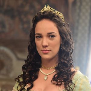 Lizabeta (Adriana Birolli), com um ferimento no braço, geme de dor e um químico diz já ter feito tudo para salvar sua vida, no capítulo de quarta-feira, 30 de agosto de 2017, da novela 'Belaventura'