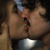 Gustavo (Gabriel Leone) implora para Rimena (Maria Casadevall) não sair do país e a beija, na supersérie 'Os Dias Eram Assim'