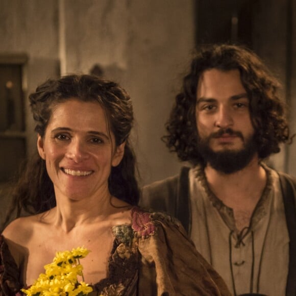 Hugo (Cesar Cardadeiro) e Elvira (Ingrid Guimarães) namoram, na novela 'Novo Mundo'