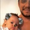 Bruno Gissoni se diverte com a filha, Madalena, de 2 meses, usando filtros do Instagram na tarde desta segunda-feira, dia 21 de agosto de 2017