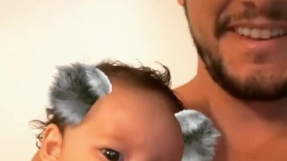 Bruno Gissoni se diverte com a filha, Madalena, de 2 meses, usando filtros do Instagram na tarde desta segunda-feira, dia 21 de agosto de 2017