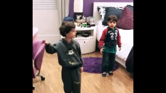 Sasha Meneghel é repreendida por irmão no quarto em vídeo publicado nesta segunda-feira, dia 21 de janeiro de 2017