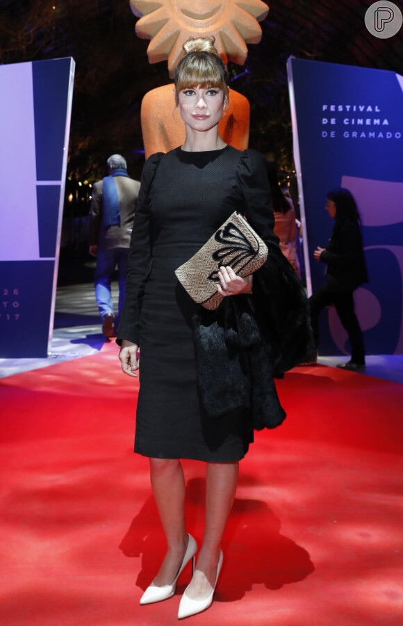 Alinne Moraes combinou o vestido midi preto com scarpins off-white na abertura do 45º Festival de Cinema de Gramado, em 17 de agosto de 2017