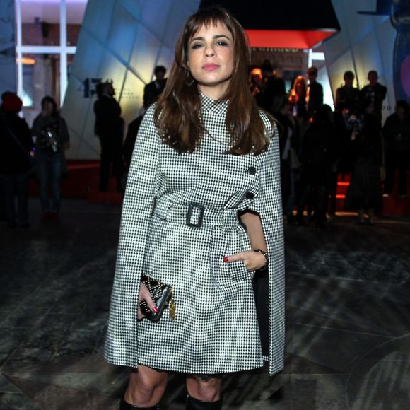 Maria Ribeiro apostou em vestido preto e branco com mangas recortadas e botas de couro para a abertura do 45º Festival de Cinema de Gramado, em 17 de agosto de 2017