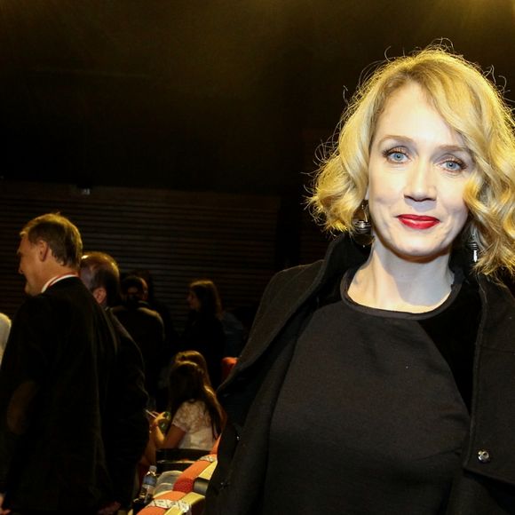 Assim como Thaila Ayala, Camila Morgado optou por batom vermelho para quebrar a monocromia em look para o 45º Festival de Cinema de Gramado