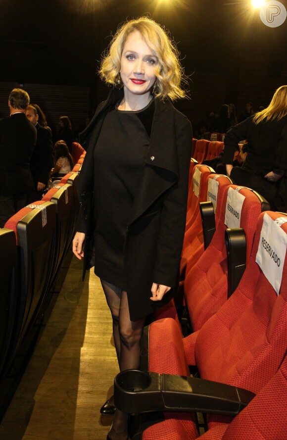 Camila Morgado apostou em look preto para prestigiar o 45º Festival de Cinema de Gramado