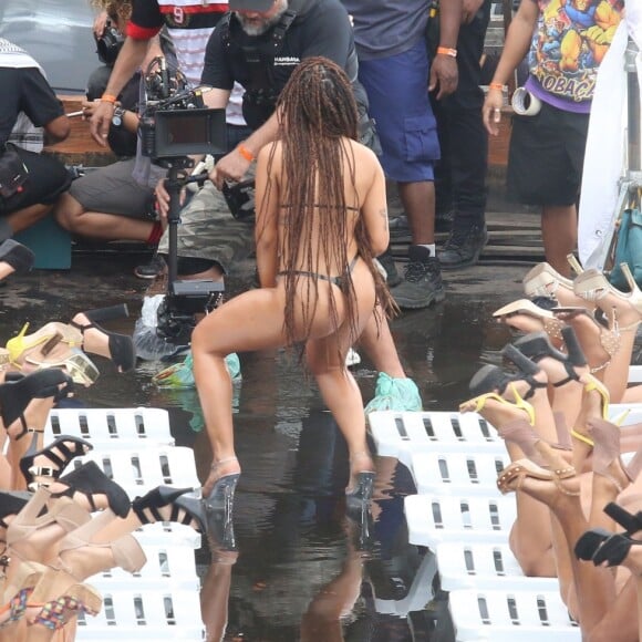 Anitta teve sua silhueta elogiada pela imprensa internacional ao gravar seu novo clipe no Morro do Vidigal