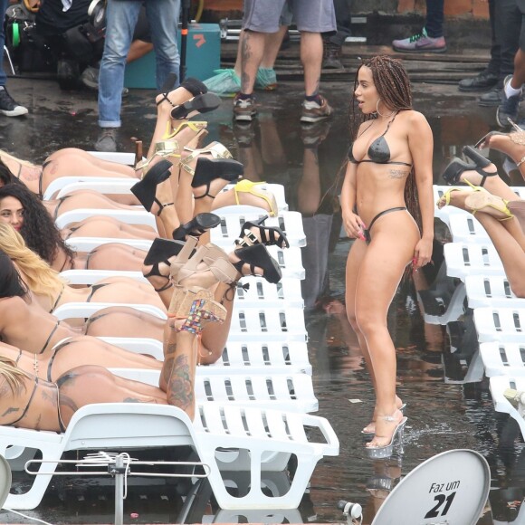 O rebolado de Anitta também deu o que falar no 'Daily Mail' durante as gravações no Vidigal