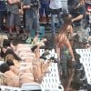 No clipe, Anitta dançou cercada de modelos que simulavam um bronzeamento na laje