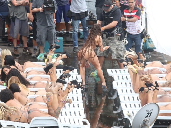 No clipe, Anitta dançou cercada de modelos que simulavam um bronzeamento na laje