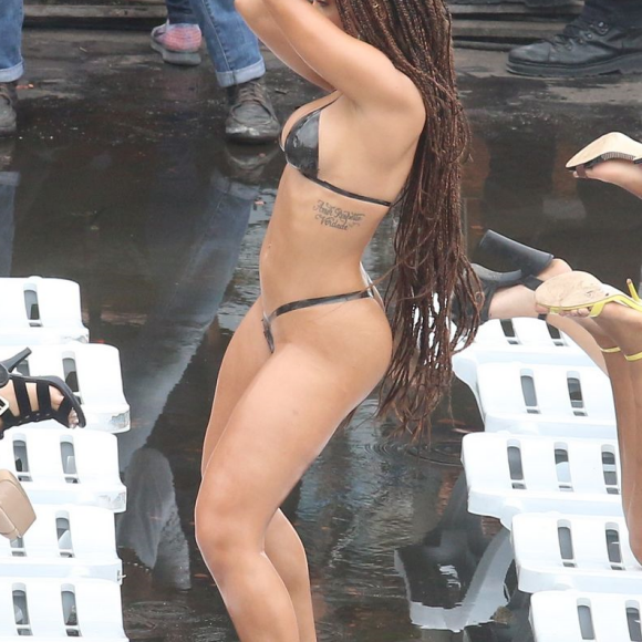 Jornal inglês chama Anitta de bombshell por novo clipe: 'Os membros do staff ficaram hipnotizados quando ela rebolou e fez o twerk com longas tranças'