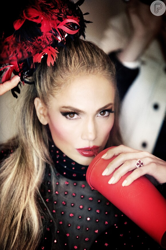 Jennifer Lopez apareceu em looks cheios de sensualidade para a revista 'Paper Magazine'