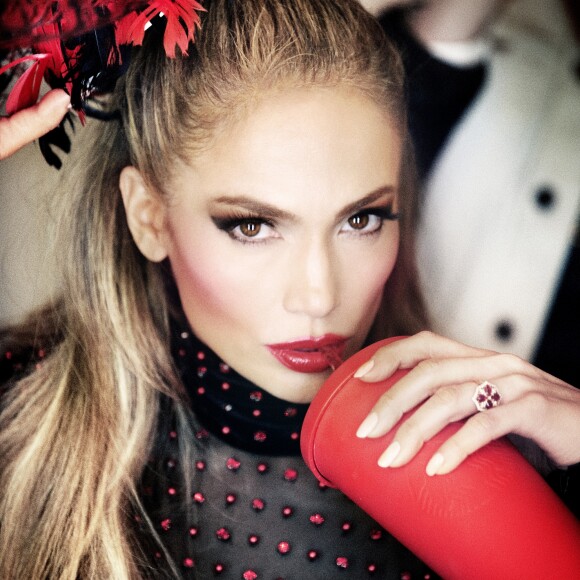 Jennifer Lopez apareceu em looks cheios de sensualidade para a revista 'Paper Magazine'