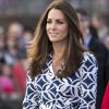 Vestido usado por Kate Middleton durante um passeio na Austrália nesta quinta-feira, 17 de abril de 2014, esgotou em apenas oito minutos