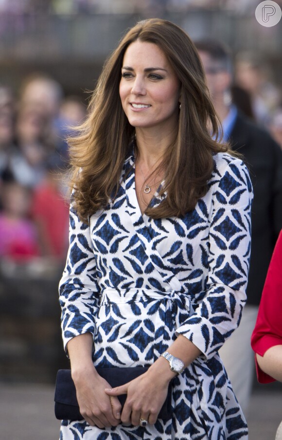 Vestido usado por Kate Middleton durante um passeio na Austrália nesta quinta-feira, 17 de abril de 2014, esgotou em apenas oito minutos