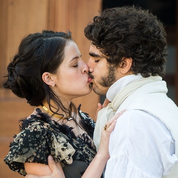 Pedro (Caio Castro) não resiste e beija Domitila (Agatha Moreira), na novela 'Novo Mundo'
