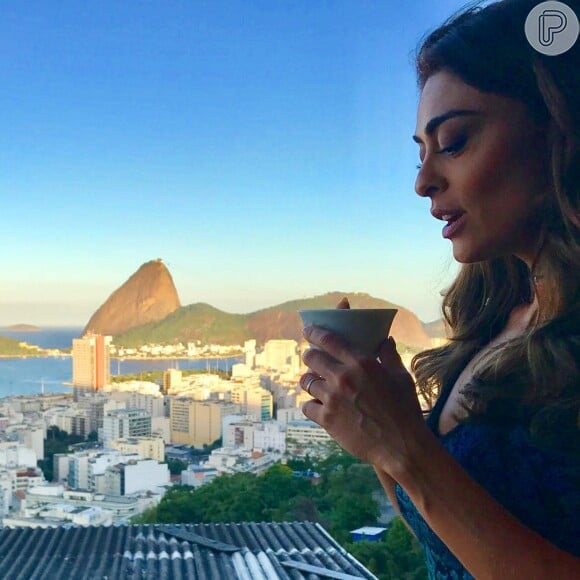 Em seu Instagram, Juliana Paes já postou foto tomando café na laje na comunidade Tavares Bastos