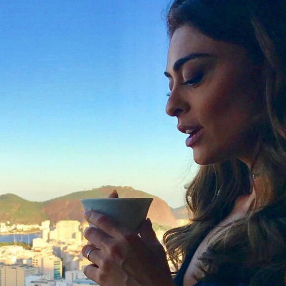 Em seu Instagram, Juliana Paes já postou foto tomando café na laje na comunidade Tavares Bastos