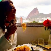 Juliana Paes se delicia com macarrão e salsicha em comunidade do RJ: 'Almojanta'