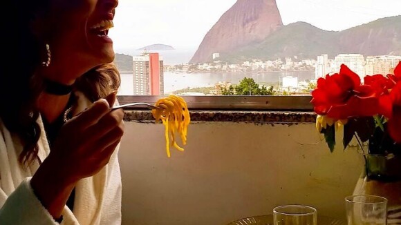 Juliana Paes se delicia com macarrão e salsicha em comunidade do RJ: 'Almojanta'