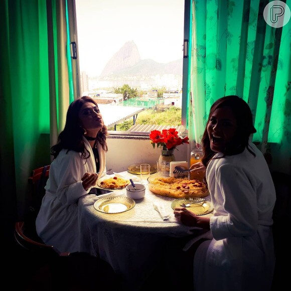 Juliana Paes e Hylka Maria aproveitaram o 'almojanta' na casa de Dona Cida na comunidade Tavares Bastos, no Rio