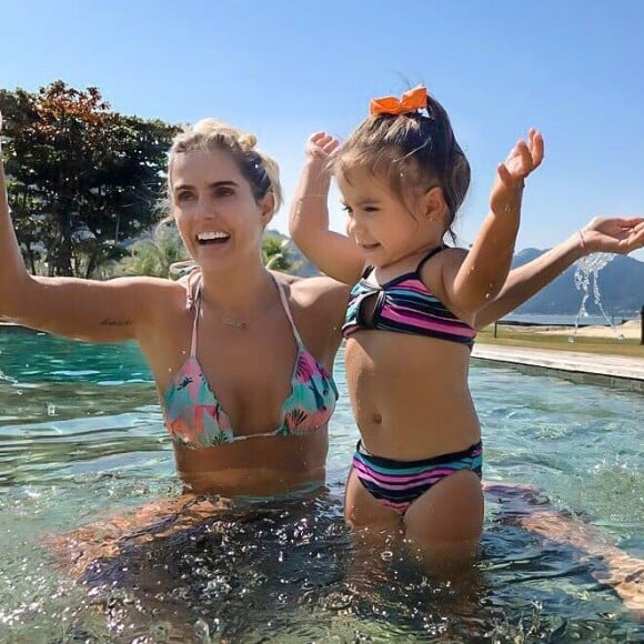 'Não fui eu que mexi nas tintas. Foi ela, mamãe!', brincou Deborah Secco em foto de Maria Flor, de 1 ano e 8 meses