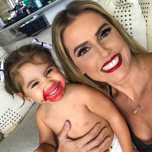 Maria Flor, filha de Deborah Secco, arrancou elogios dos seguidores da atriz: 'Que sujinha mais linda! Ah, Maria, sua boneca fofa!'